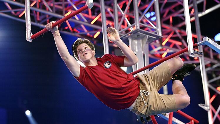 Der erst 16-jährige Elias Schmidt hatte seit Staffel eins von einem Start bei "Ninja Warrior" geträumt. Nun durfte er endlich ran - und wie! Das Küken ging die ganze Strecke durch und buzzerte mit drittschnellster Zeit. "Wir merken uns mal den Namen", waren Frank Buschmann und Jan Köppen aus dem Häuschen. Und Elias Schmidt noch mehr: "Ich liebe euch!"