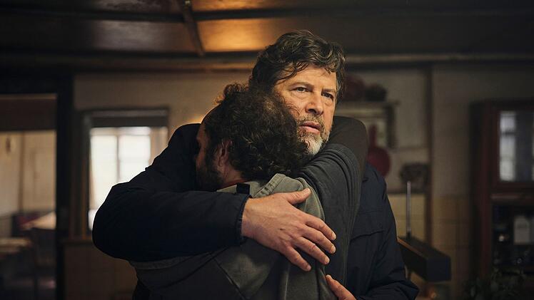 Friedemann Berg (Hans-Jochen Wagner, rechts) umarmt seinen Bruder Reinhard (Felician Hohnloser). Wie kann es sein, dass er plötzlich auf dem elterlichen Hof auftaucht?