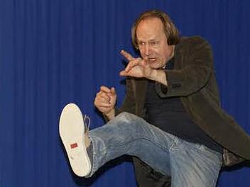 Mit vollem Körpereinsatz interpretierte Jan Burdinski in Eltmann Ringelnatz-Gedichte unter dem Motto "Schöne Nixen knicksen".   Foto: sw