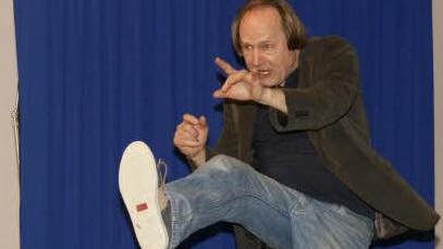 Mit vollem Körpereinsatz interpretierte Jan Burdinski in Eltmann Ringelnatz-Gedichte unter dem Motto "Schöne Nixen knicksen".   Foto: sw