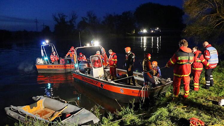 Rettungskräfte suchen am Pfingstsonntag am Main im Raum Aschaffenburg nach Überlebenden eines Schiffsunfalls. Wie die Polizei mitteilte, wurden vier Menschen bei der Kollision eines Sportbootes mit einem Gütermotorschiff ins Wasser geschleudert. Zwei von ihnen konnten sich selbst retten. Eine 22 Jahre alte Frau und ein 25-jähriger Mann blieben vermisst. Foto: Ralf Hettler/dpa