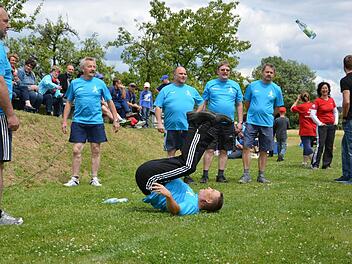 Bei der Disziplin "Flaschenwurf" musste mit den Füssen über Kopf eine Wasserflasche möglichst weit geworfen werden. Foto: Björn Hein