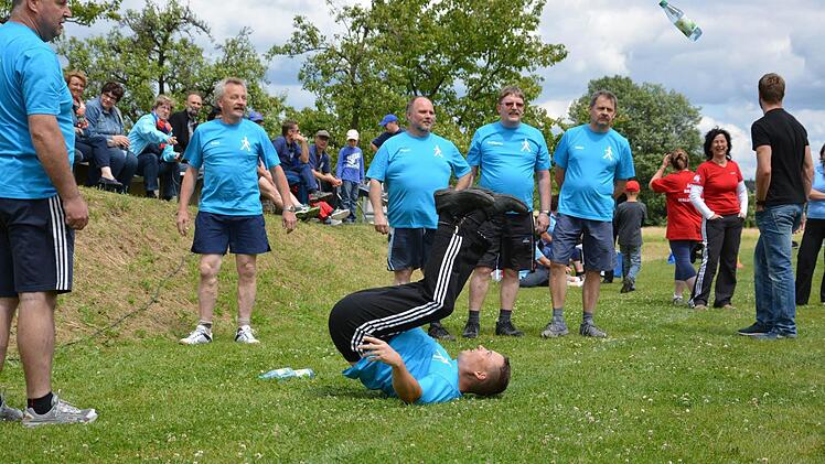 Bei der Disziplin "Flaschenwurf" musste mit den Füssen über Kopf eine Wasserflasche möglichst weit geworfen werden. Foto: Björn Hein