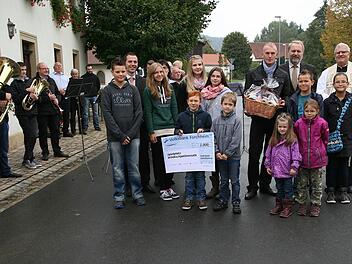 Bei der Einweihung des neu gestalteten Ortskern von Windischgaillenreuth gab es Musik und noch einen Scheck. TG-Vorsitzender Siegfried Lange, Pfarrer Herbert Hautmann, Bürgermeister Franz Josef Kraus und Ortssprecher Stefan Kormann (v.re.) freuen sich über den von Filialleiter Ingo Richter (li.) überreichten Spendenscheck von 1000 Euro für den Kinderspielplatz. Fotos: fra-press