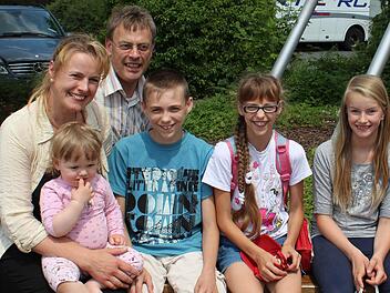 Antje und Gerhard Bauer mit Tochter Madleen, Shenja und Marina aus Jelsk aus Weißrussland und Tochter Andrea (v.l.)