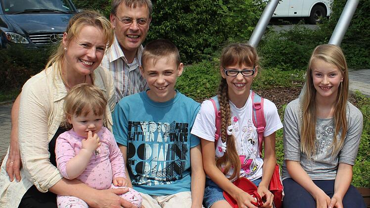 Antje und Gerhard Bauer mit Tochter Madleen, Shenja und Marina aus Jelsk aus Weißrussland und Tochter Andrea (v.l.)