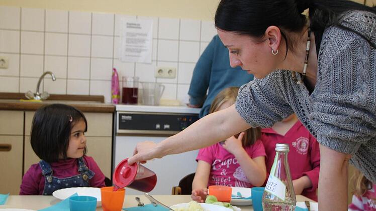 Kindergartenleiterin Alexandra Wirth hilft auch mit.