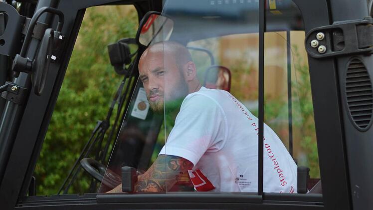 Geschicklichkeit ist beim Stapler-Cup in Nürnberg gefragt. Frankens Gabelstaplerfahrer haben sich am Wochenende zum Wettkampf getroffen. Foto: Nikolas Pelke