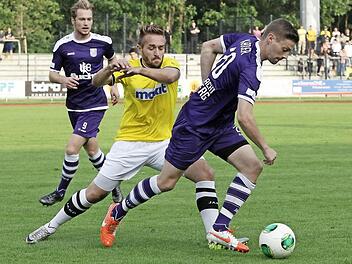 Der Bayreuther Matthias Heckenberger kann Bambergs Neuzugang Sandro Kaiser nicht halten. Fotos: sportpress