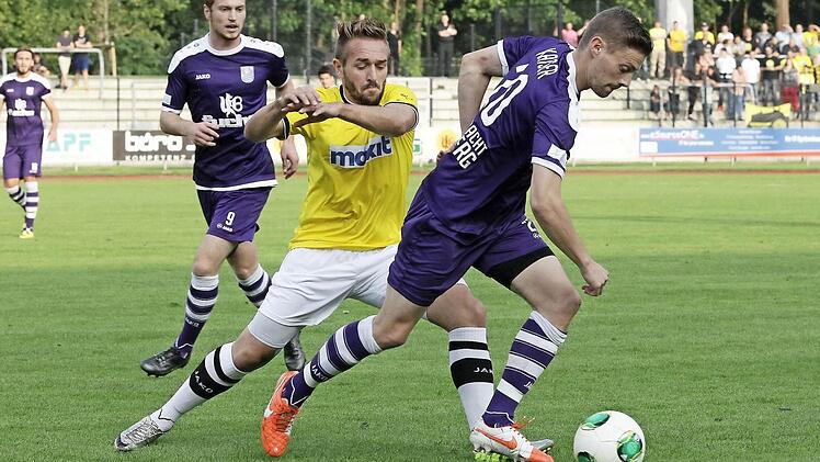 Der Bayreuther Matthias Heckenberger kann Bambergs Neuzugang Sandro Kaiser nicht halten. Fotos: sportpress