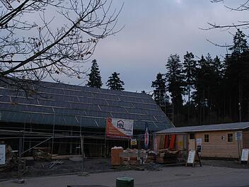 Auch in der Holzhütte (rechts), die während der Umbauzeit des Hauses am Roten Moor als Ersatz dient, machen die Wirtsleute ab Mitte November eine Pause. Foto: Thomas Pfeuffer
