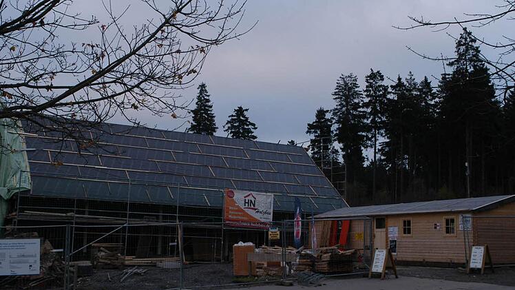 Auch in der Holzhütte (rechts), die während der Umbauzeit des Hauses am Roten Moor als Ersatz dient, machen die Wirtsleute ab Mitte November eine Pause. Foto: Thomas Pfeuffer