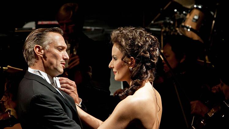 Ein Gala-Abend bildete das umjubelte Finale beim Coburger Theaterfest. In einem Duett aus Paul Abrahams Operette "Ball im Savoy" begeisterten Anna Gütter und Dirk Mestmacher. Foto: Jochen Berger