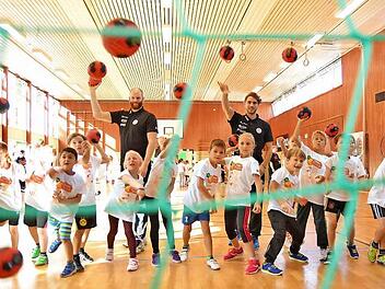 Grundschulen können sich jetzt wieder darum bewerben, dass Handballstars zum Sportunterricht in die Schule kommen. Foto: AOK