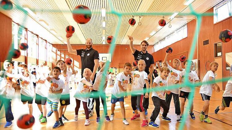 Grundschulen können sich jetzt wieder darum bewerben, dass Handballstars zum Sportunterricht in die Schule kommen. Foto: AOK