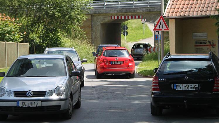 Zahlreiche Autofahrer nutzten die Ausweichroute über die Herlas. An der Unterführung der B 85 in Forstlahm war viel los.