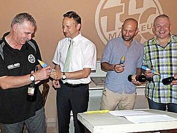 TSC-Vorsitzender Robert Bosch (Zweiter von links) überreichte (von links) Harry Buchwald, Holger Dittwar und Torsten Schulz Riesenstifte, damit sie wieder Geschichte schreiben können. Foto: Werner Reißaus