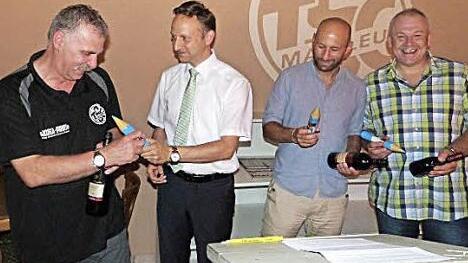 TSC-Vorsitzender Robert Bosch (Zweiter von links) überreichte (von links) Harry Buchwald, Holger Dittwar und Torsten Schulz Riesenstifte, damit sie wieder Geschichte schreiben können. Foto: Werner Reißaus