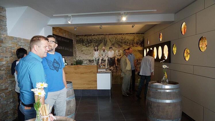 Wo zwei Schlepper standen, wird nun Wein verkauft.Foto: Arkadius Guzy