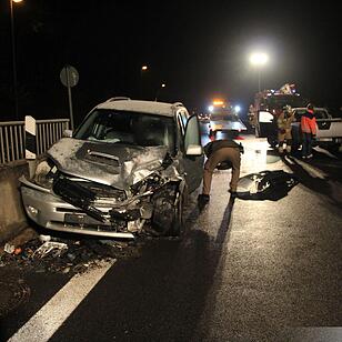 Glatteis führt zur Kollision im Gegenverkehr – Beide Fahrer zum Glück nur leicht verletzt