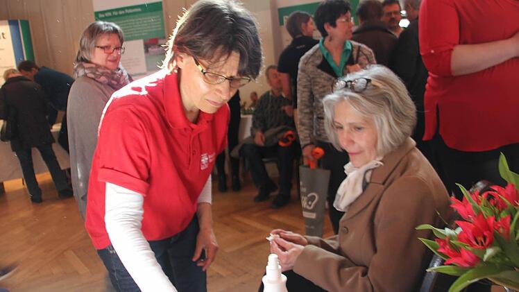 Christine Pfadenhauer von der Caritas misst bei Hedwig Schnappauf den Blutzucker. Foto: Veronika Schadeck
