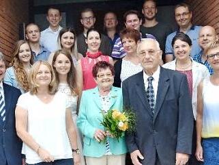 Familien-Gratulationscour zur "Diamantenen" von Maria und Georg Höfner (vorne, Mitte), dabei Landratstellvertreter Gerhard Wunder (l.) und Kronachs 2. Bürgermeisterin Angela Hofmann (vorne 2. v. r.) Foto: K.- H. Hofmann