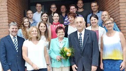 Familien-Gratulationscour zur "Diamantenen" von Maria und Georg Höfner (vorne, Mitte), dabei Landratstellvertreter Gerhard Wunder (l.) und Kronachs 2. Bürgermeisterin Angela Hofmann (vorne 2. v. r.) Foto: K.- H. Hofmann