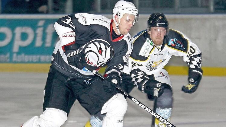 Selbst der eiskalt von ihm verwandelte Penalty zum zwischenzeitlichen 6:6 langte nicht: Mit seinen "Hawks" kassierte der Haßfurter David Franek (vorne) beim EHC Königsbrunn erneut eine bittere, weil unnötige 6:8-Niederlage.  Foto: Ralf Naumann