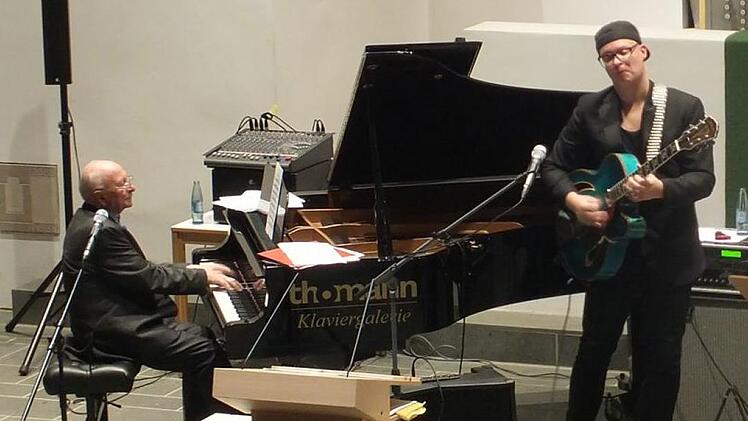 Thomas Fink lädt immer hochkarätige Musiker zum Tafelkonzert ein. 2018 war unter anderem Gitarrist Torsten Goods zu Gast. Foto: Welker (Archiv)