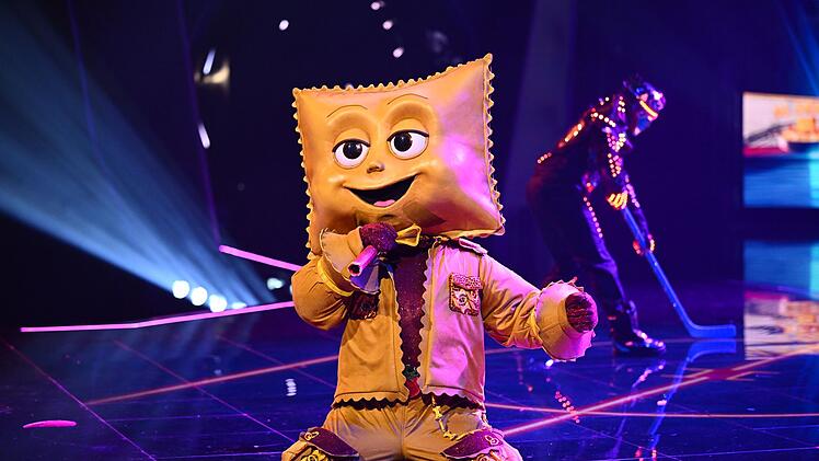 Die Mehrheit der Fans und der Ratecrew sind sich ziemlich sicher: Rave-Ioli ist Pietro Lombardi. Die Teigtasche sang "Titanium" und "We Are The Champions".