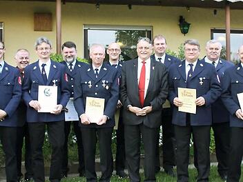 Die Geehrten der Mailacher Feuerwehr mit Rudolf Teufel (Siebter von links), Landrat Eberhard Irlinger (Achter von links) und  Hans-Wolfgang Ochs (Zehnter von links).  Foto: Sonja Werner