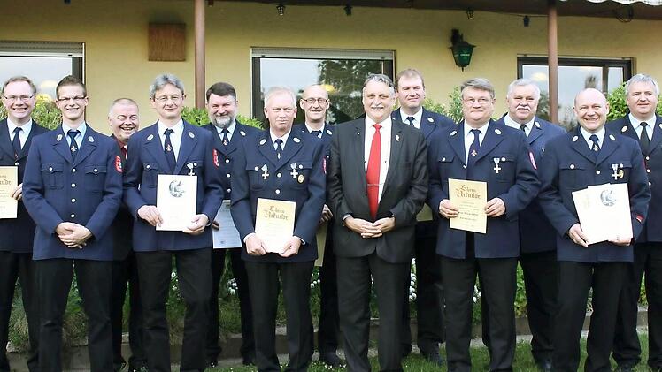 Die Geehrten der Mailacher Feuerwehr mit Rudolf Teufel (Siebter von links), Landrat Eberhard Irlinger (Achter von links) und  Hans-Wolfgang Ochs (Zehnter von links).  Foto: Sonja Werner