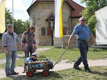 Das Kreuzbergfest war wegen der kalten Temperaturen in diesem Jahr nicht so gut besucht. Doch die richtigen Fans lassen sich davon nicht abschrecken. Fotos: Mathias Erlwein