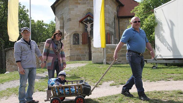Das Kreuzbergfest war wegen der kalten Temperaturen in diesem Jahr nicht so gut besucht. Doch die richtigen Fans lassen sich davon nicht abschrecken. Fotos: Mathias Erlwein