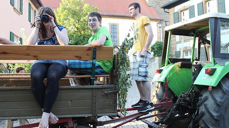 Mit dem Bulldog auf dem Festzug durchs Ort. Döringstadter wissen Botschaften zu verbreiten. Ds wird mit dem Fotoapparat festgehalten. Foto: Markus Häggberg