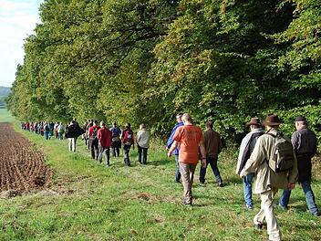 Die Grenzgang-Teilnehmer wandern entlang der Wittershäuser Felder.  Foto: Günther Straub