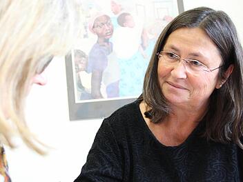 Flüchtlingsberaterin Ursula Hartmann von der Caritas in einem Beratungsgespräch in der Gemeinschaftsunterkunft in Münnerstadt. Foto: Benedikt Borst