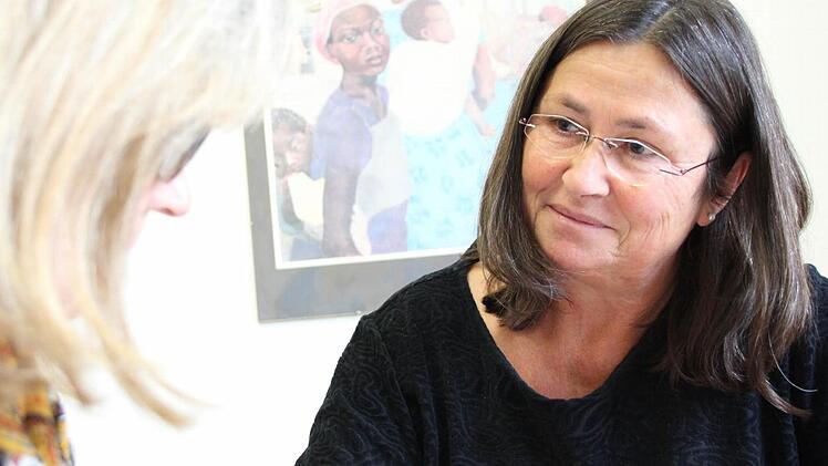 Flüchtlingsberaterin Ursula Hartmann von der Caritas in einem Beratungsgespräch in der Gemeinschaftsunterkunft in Münnerstadt. Foto: Benedikt Borst