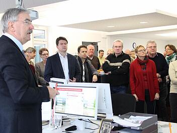 Saale-Zeitung-Redaktionsleiter Paul Ziegler begrüßte am Samstag zum Leserfrühstück in den Redaktionsräumen rund 100 Besucher. Es folgten viele Gespräche und Informationen rund um die Leserthemen und neue Angebote der Gemeindeseiten auf dem Online-Portal der Saale Zeitung.