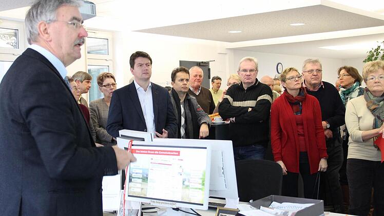 Saale-Zeitung-Redaktionsleiter Paul Ziegler begrüßte am Samstag zum Leserfrühstück in den Redaktionsräumen rund 100 Besucher. Es folgten viele Gespräche und Informationen rund um die Leserthemen und neue Angebote der Gemeindeseiten auf dem Online-Portal der Saale Zeitung.