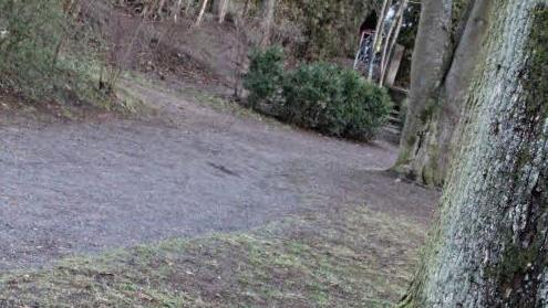 Vorne rechts das "Hundeklo", hinten das Kujathhaus mit Mittagsbetreuung von Kindern. Auf der Fläche dazwischen toben die Kinder in ihrer Pause umher. Foto. Helmut Will