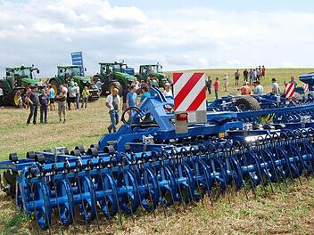 Für teure landwirtschaftliche Maschinen - wie hier bei einer Vorführung auf einem Feld der Kreisbäuerin Marion Warmuth in Tiefenroth - bietet sich Leasing statt Sparkassenkredit an. Foto: Andreas Welz/Archiv