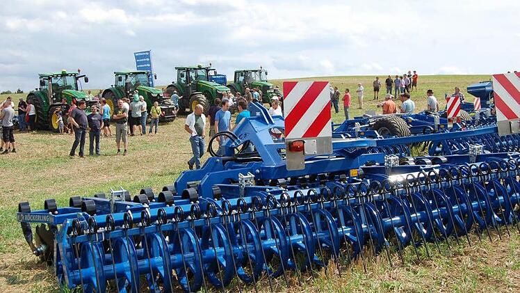 Für teure landwirtschaftliche Maschinen - wie hier bei einer Vorführung auf einem Feld der Kreisbäuerin Marion Warmuth in Tiefenroth - bietet sich Leasing statt Sparkassenkredit an. Foto: Andreas Welz/Archiv