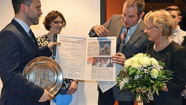 Mit Ehrenurkunde und Ehreneller wurde Sabine Stökl verabschiedet (von links): Martin Finzel, Anna Tvarohová, Rainer Maier und Sabine Stökl.Rainer Maier hatte ein Extrablatt für Sabine Stökl mitgebracht.