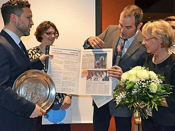 Mit Ehrenurkunde und Ehreneller wurde Sabine St&ouml;kl verabschiedet (von links): Martin Finzel, Anna Tvarohov&aacute;, Rainer Maier und Sabine St&ouml;kl.Rainer Maier hatte ein Extrablatt f&uuml;r Sabine St&ouml;kl mitgebracht.