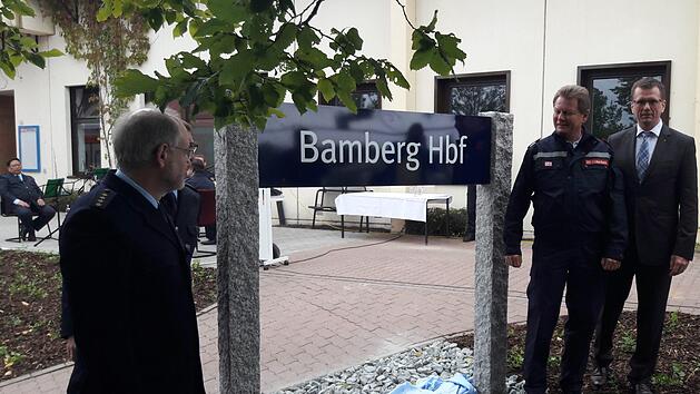 Klaus-Dieter Josel, Konzernbevollmächtigter der DB in Bayern (ganz rechts) und Ralph-Peter Hänisch, Geschäftsführer DB Sicherheit (zweiter von rechts) übergeben den Übungsbahnhof an Andreas Poddig, leitender Polizeidirektor (Bundespolizeiakademie). Foto: DB.