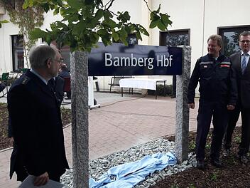 Klaus-Dieter Josel, Konzernbevollm&auml;chtigter der DB in Bayern (ganz rechts) und Ralph-Peter H&auml;nisch, Gesch&auml;ftsf&uuml;hrer DB Sicherheit (zweiter von rechts) &uuml;bergeben den &Uuml;bungsbahnhof an Andreas Poddig, leitender Polizeidirektor (Bundespolizeiakademie). Foto: DB.
