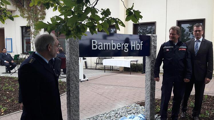 Klaus-Dieter Josel, Konzernbevollmächtigter der DB in Bayern (ganz rechts) und Ralph-Peter Hänisch, Geschäftsführer DB Sicherheit (zweiter von rechts) übergeben den Übungsbahnhof an Andreas Poddig, leitender Polizeidirektor (Bundespolizeiakademie). Foto: DB.