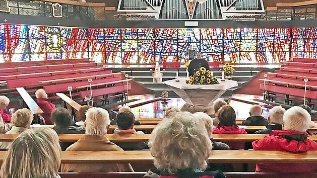 Die Kirche in Buchbach ist modern gestaltet. Foto: privat