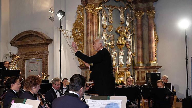 Chefdirigent   Johann Mösenbichler mit dem Bayerischen Polizeiorchester in der Klosterkirche. Foto: Gerd Schaar